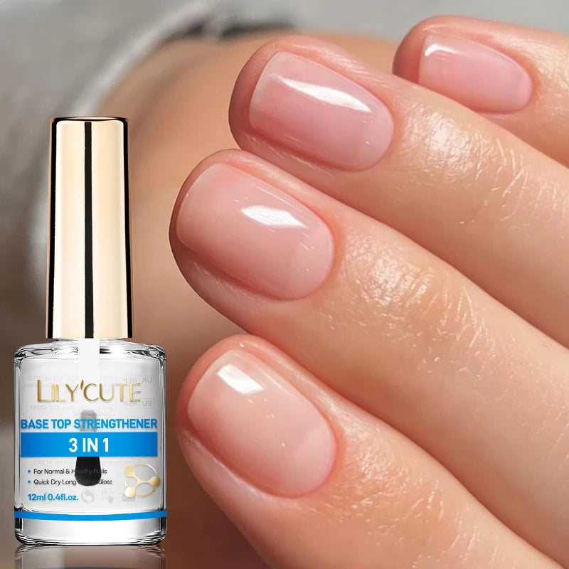 Une bouteille de produit de finition Lily'Cute Base Top Strengthener 3-en-1 à côté d'une main aux ongles manucurés.