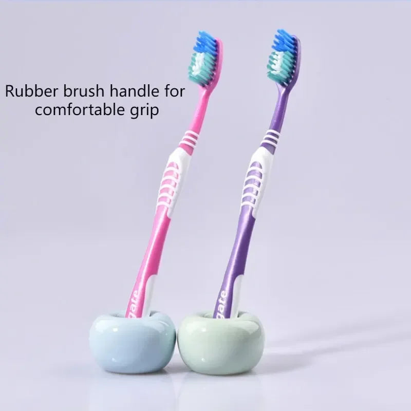 Un ensemble de manches de brosse en caoutchouc pour une bonne prise, avec des poils roses et violets.
