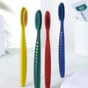 Un set de trois brosses à dents colorées et duveteuses, jaune, vert et bleu.