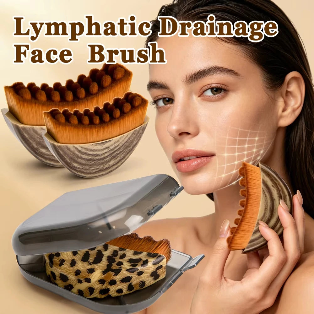 Une femme utilise une brosse faciale en bois pour un massage lymphatique.