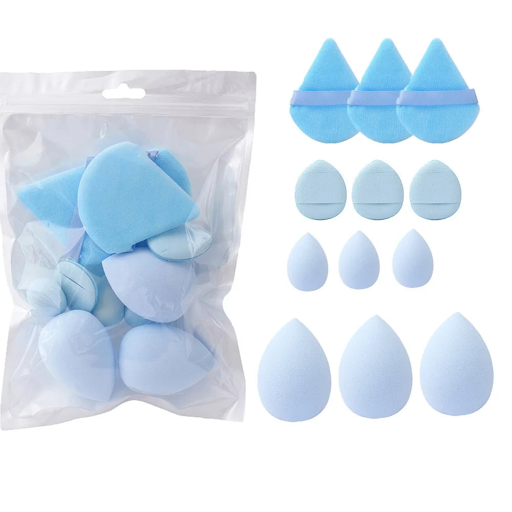 Una colección de 12 esponjas de maquillaje azules de diversas formas y tamaños, exhibidas en una bolsa de plástico transparen