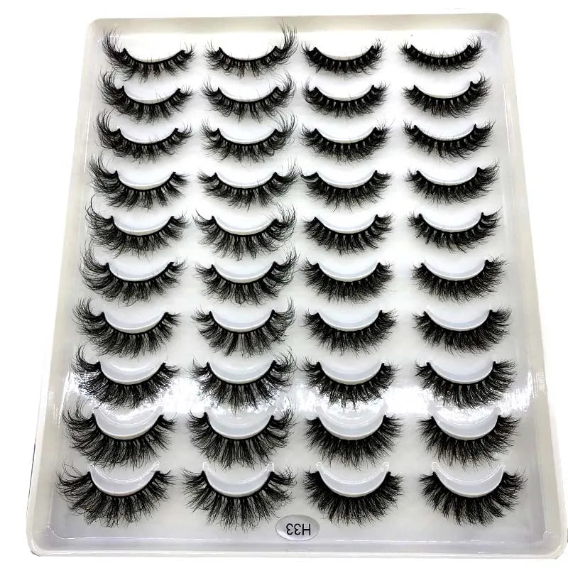 Un plateau en plastique contenant un kit de faux cils à mink naturels.