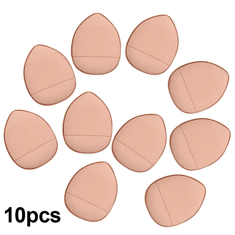 Dix petits éponges de maquillage rondes de couleur pêche pour une application précise de fond de teint.