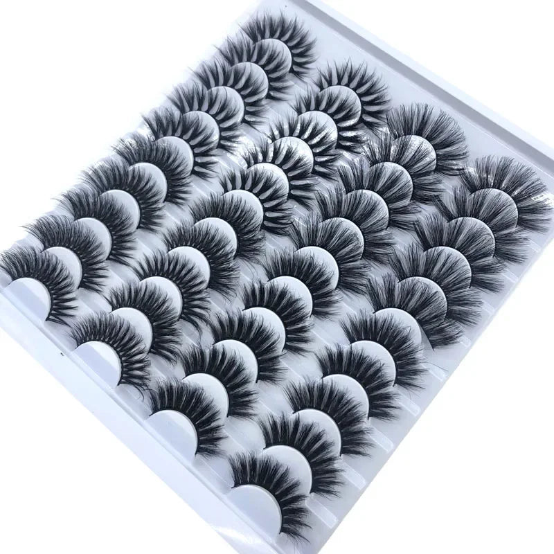 Un plateau de faux cils de renard noirs à fort volume, disposés en rangées.