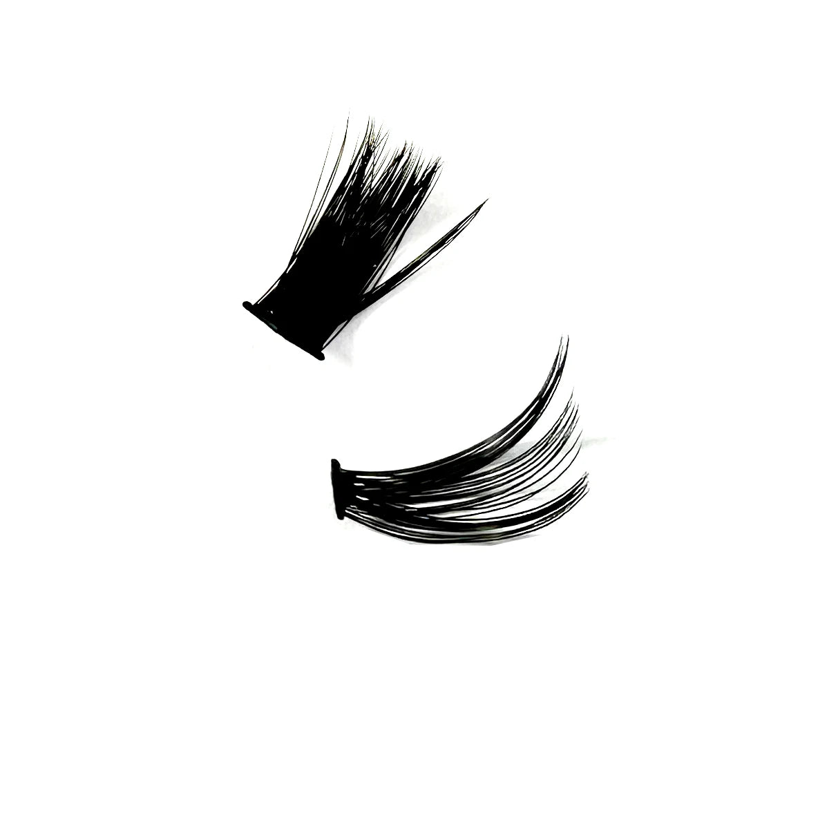Dibujo a tinta negra de voluminosos mechones de pestañas de manga.