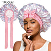 Un bonnet de nuit en satin et dentelle rose à lacets sur la tête d'un mannequin.