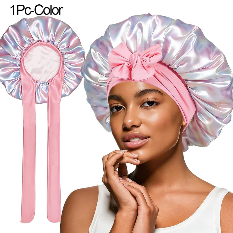 Un bonnet de nuit en satin et dentelle rose à lacets sur la tête d'un mannequin.