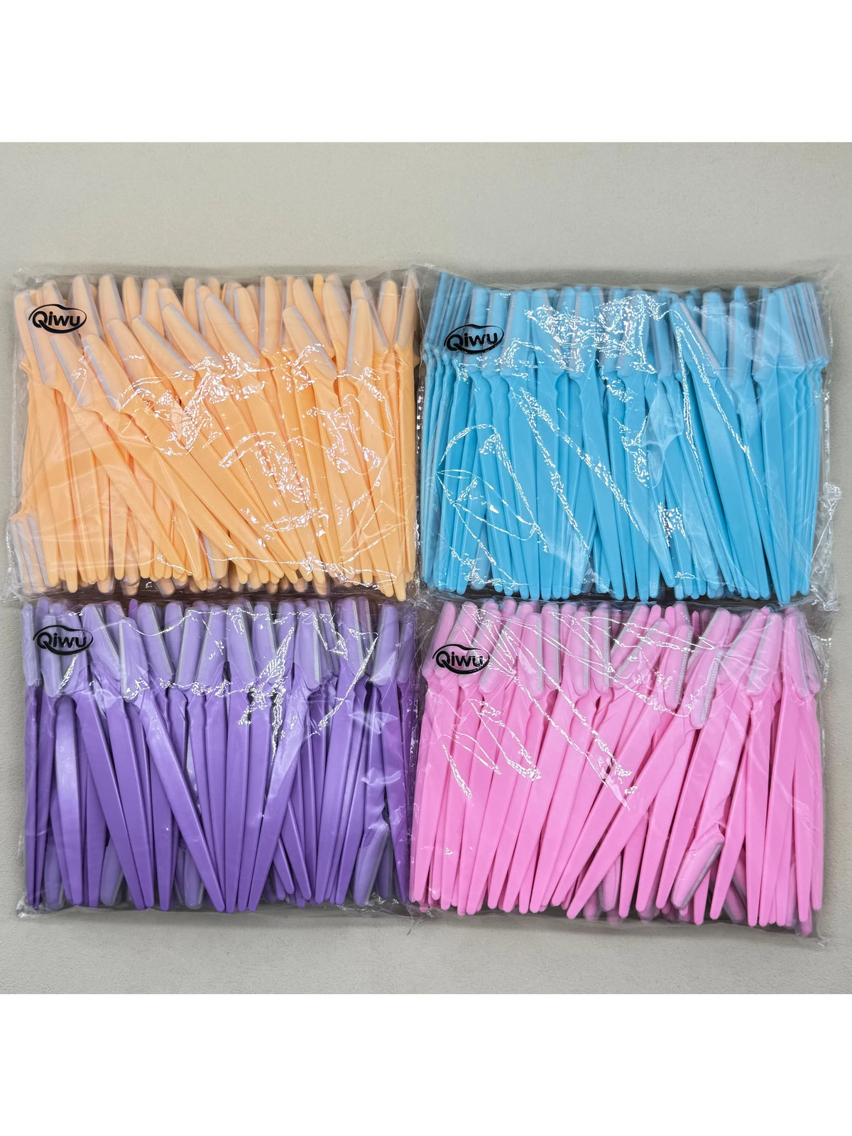 Une collection de tondeuses à sourcils de précision dans différentes couleurs, dont orange, bleu et violet.