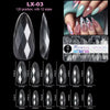 Diverses pointes de ongles en acrylique claires et colorées de différentes tailles pour faux ongles.