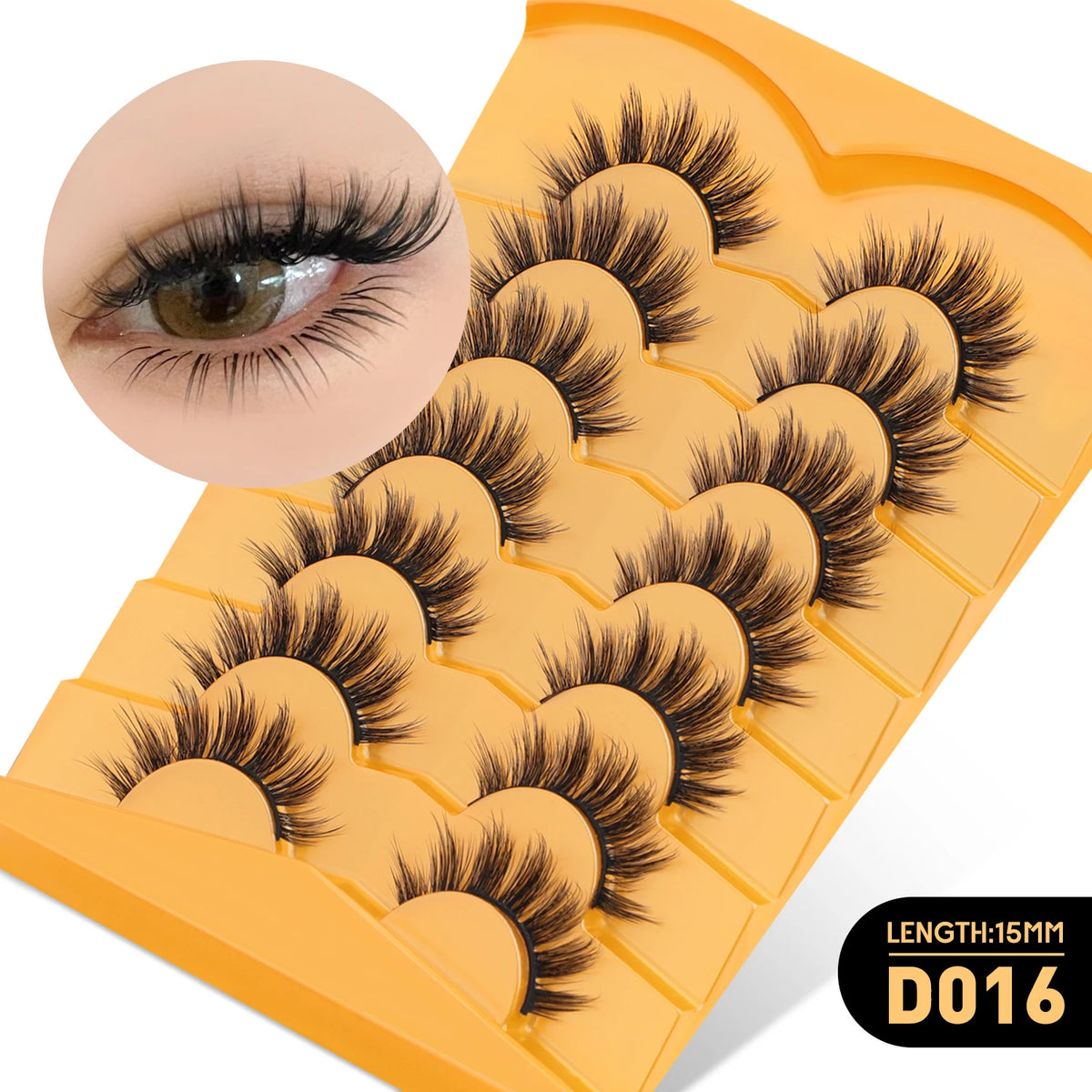 Une boîte d'extensions de cils naturels et fins dans un plateau en plastique jaune, montrant un cil agrandi.