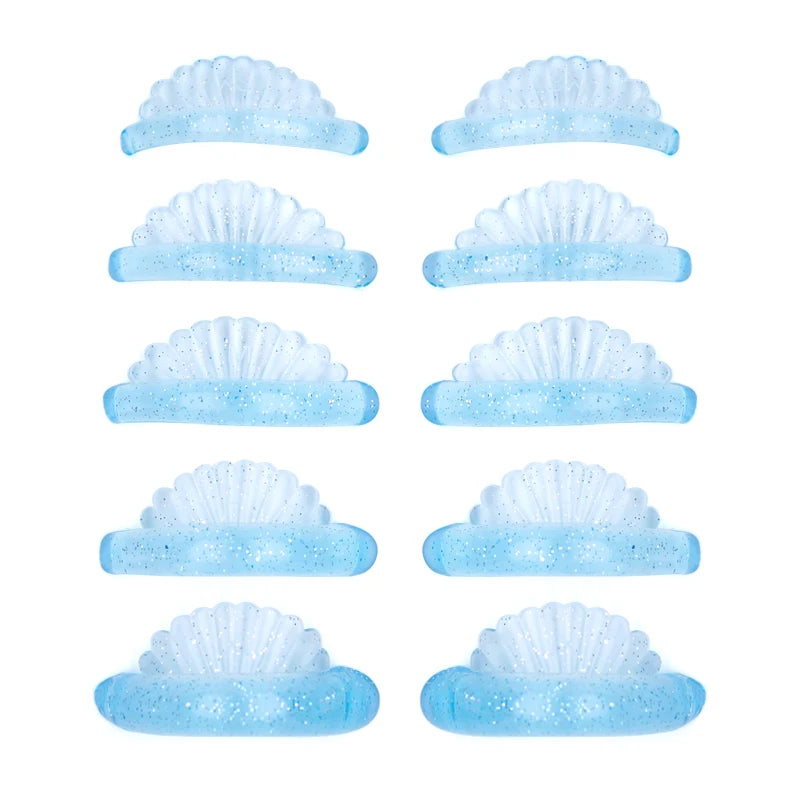 Un jeu de rondelles recourbeuses en silicone pour le lifting de cils dans diverses nuances de bleu clair et blanc.