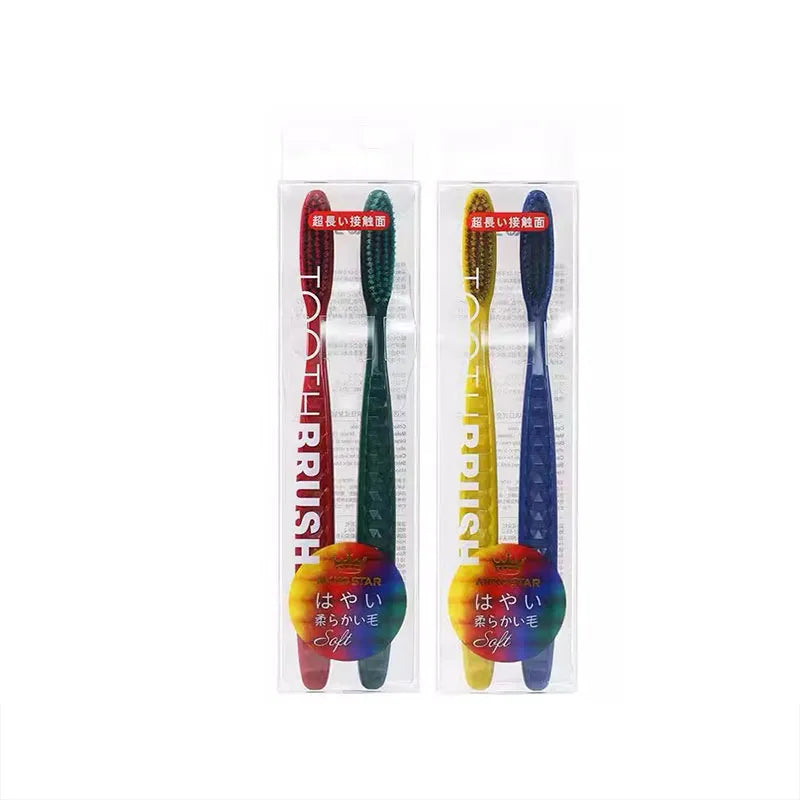 Un set de deux brosses à dents en poils jaunes et bleus dans un emballage transparent.