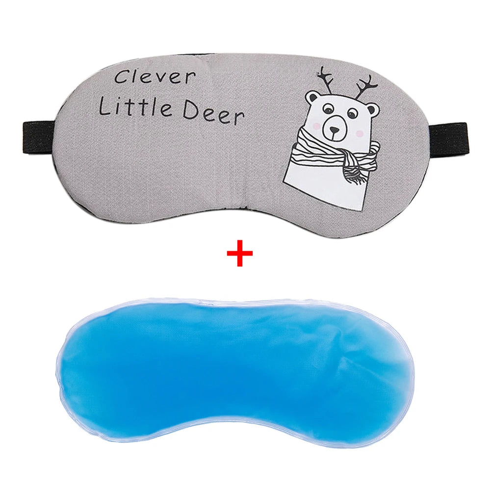 Un masque de sommeil gris avec un mignon petit cerf et un pack de glace bleu pour la relaxation.