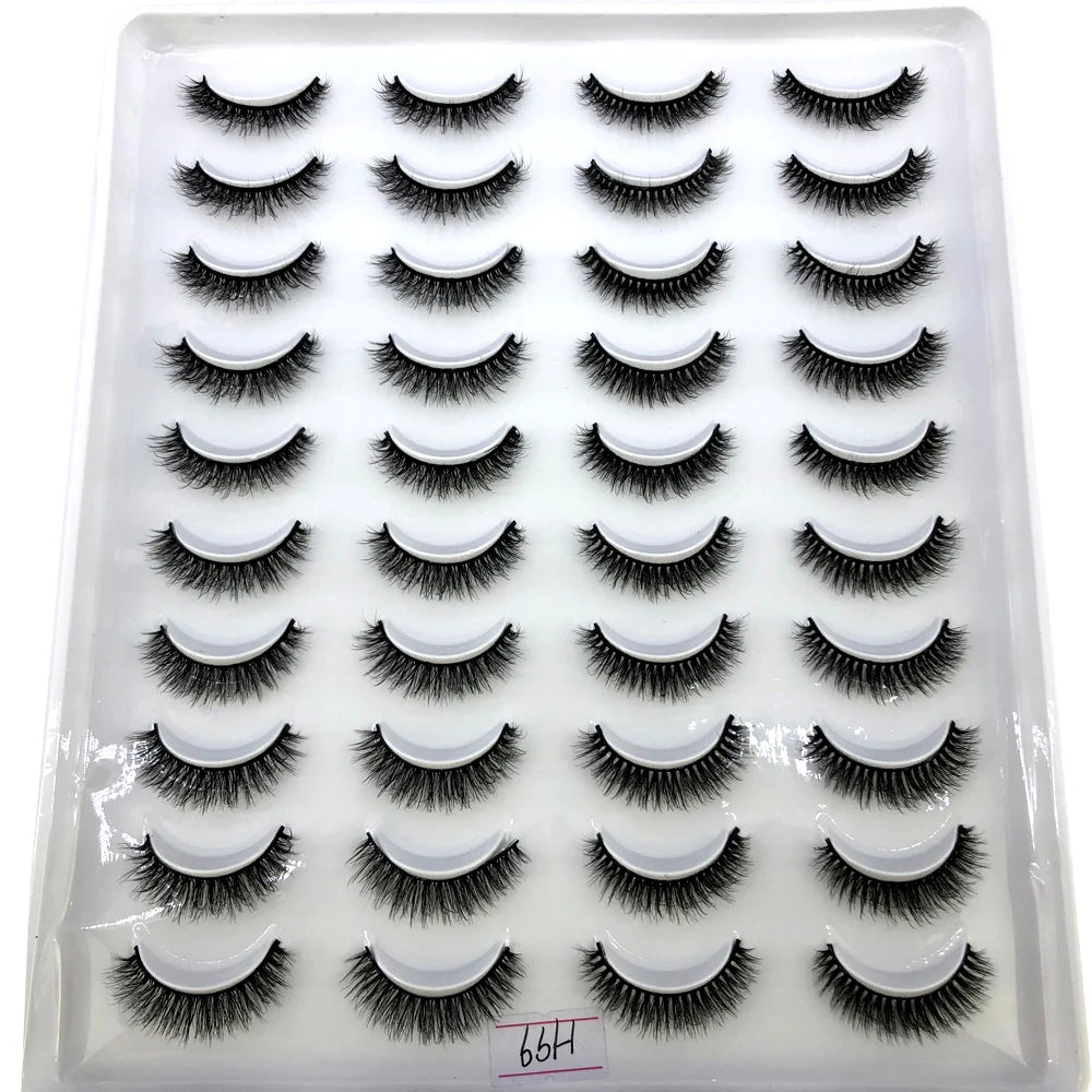 Un plateau en plastique contenant un kit de faux cils de mink naturels.