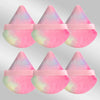 Un set de six éponges de maquillage triangulaires roses avec des élastiques roses.