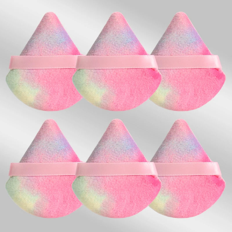 Un set de six éponges de maquillage triangulaires roses avec des élastiques roses.