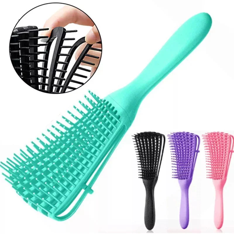 Peigne pour cheveux en silicone bleu sarcelle avec poignée, à côté de peignes violets et roses.