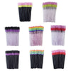 Un ensemble de pinceaux à cils jetables multicolores dans différentes nuances de violet, rose et vert.
