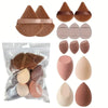 Un ensemble de tampons de maquillage et de puffs en poudre à plusieurs faces dans diverses nuances de brun, rose et beige.