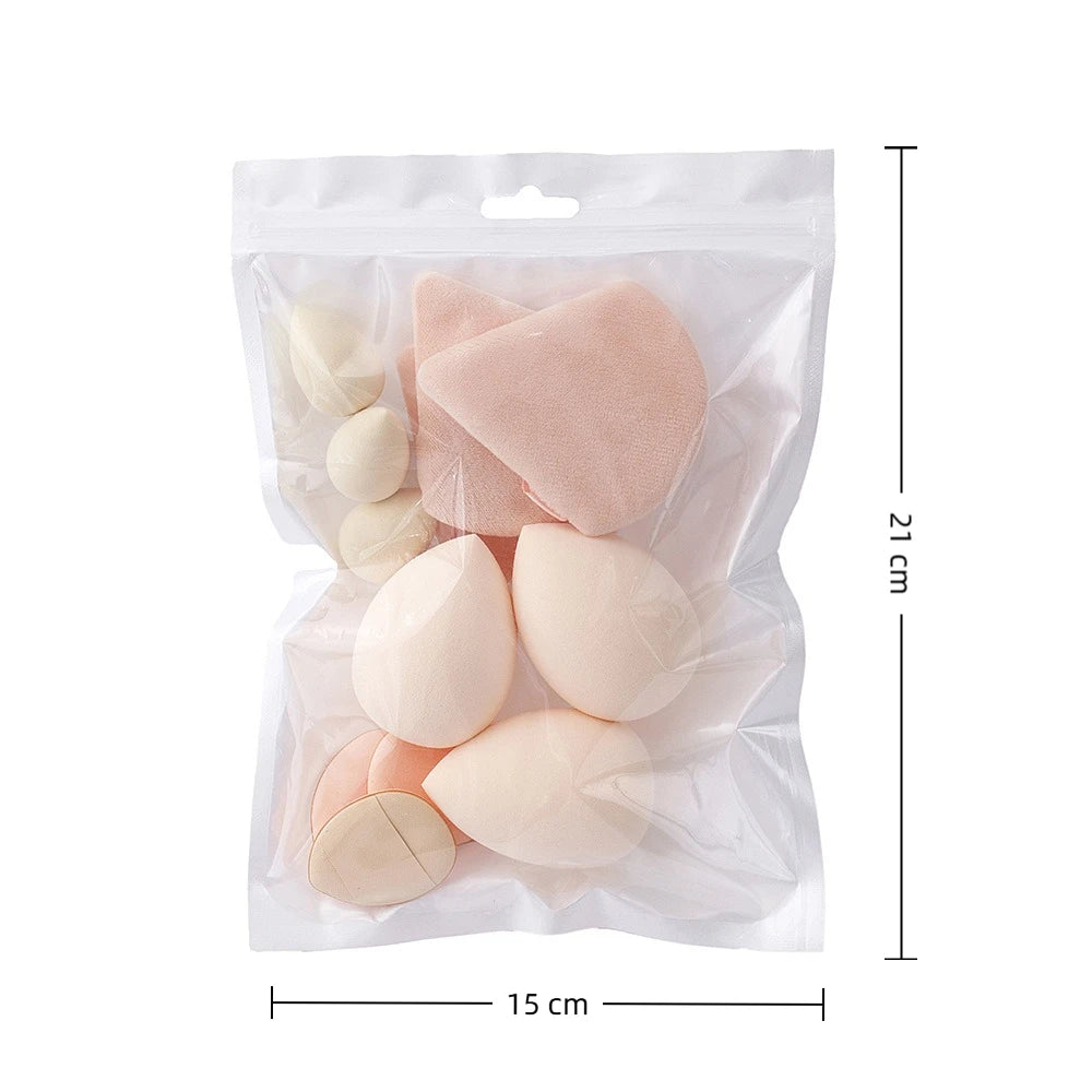 Bolsa de plástico transparente con un set de 12 esponjas de maquillaje multiuso en tonos rosa y beige.