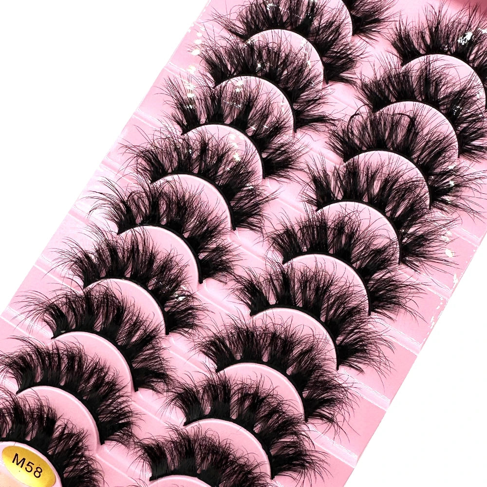 Gros plan d'un kit d'extensions de faux cils mink roses montrant plusieurs rangées de cils recourbés.