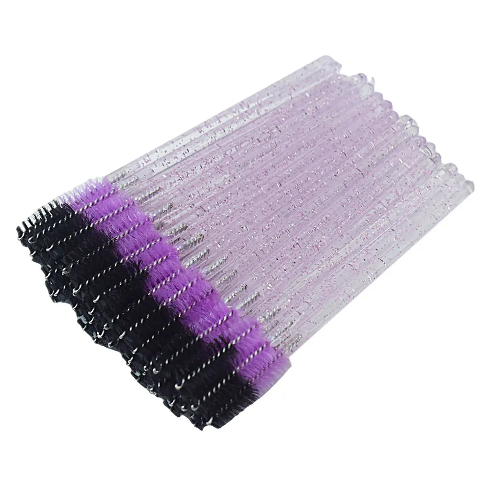 Un ensemble de pinceaux pour cils jetables avec des poils violets et noirs mélangés.