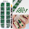 Un ensemble de strass et outils pour l'art des ongles en résine verte, présentés dans une boîte acrylique et sur un doigt.