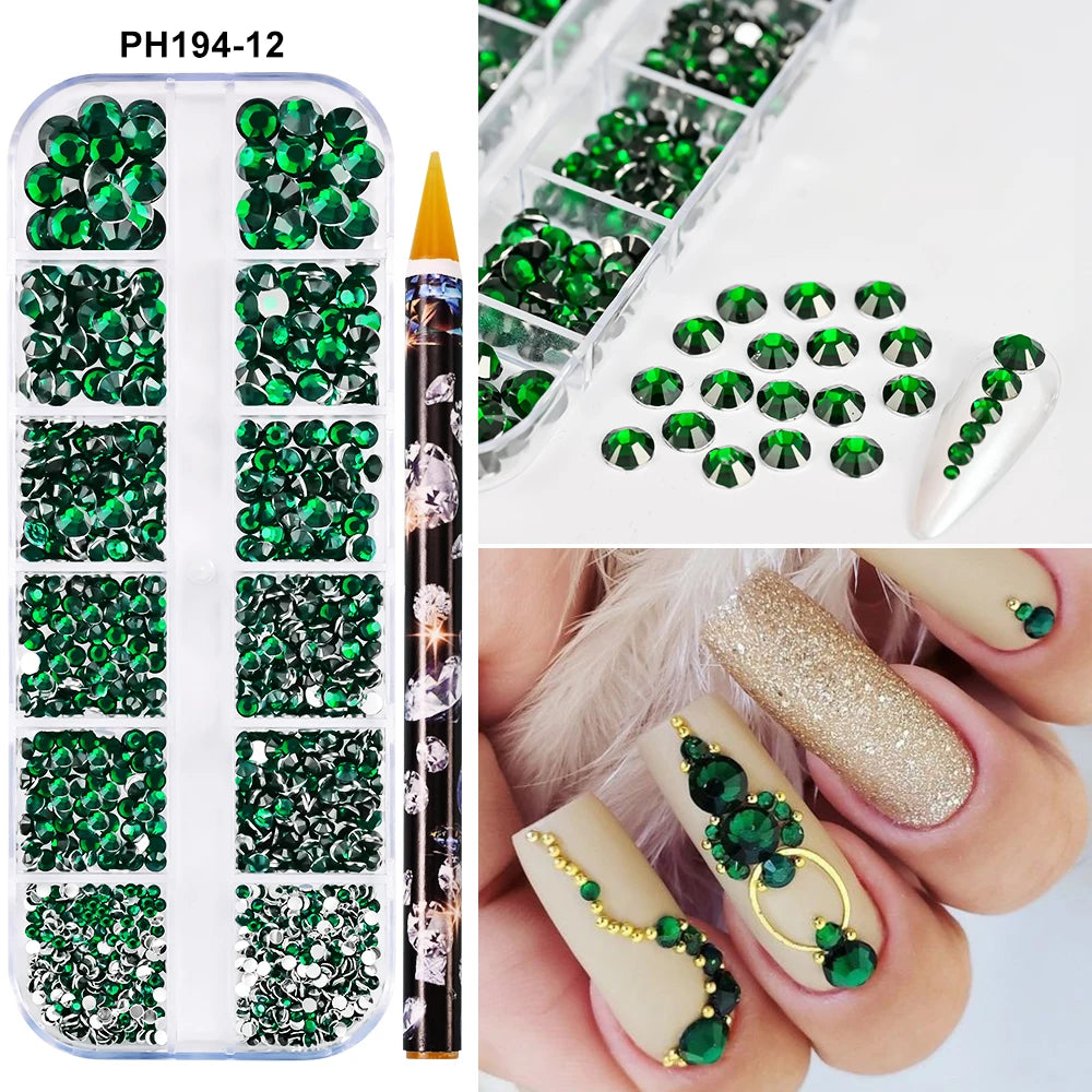 Un ensemble de strass et outils pour l'art des ongles en résine verte, présentés dans une boîte acrylique et sur un doigt.
