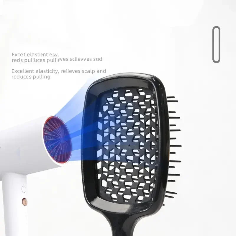 Un peine ancho negro para desenredar siendo usado en un secador de pelo blanco para el cuidado del cabello.