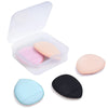 Un ensemble de mini éponges de fond de teint roses, pêche et noires pour un maquillage précis.
