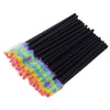 Un ensemble de pinceaux à cils jetables multicolores montrant une transition de gradients des poils colorés aux pointes noire