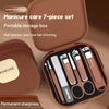 Un kit de soins pour les ongles marron avec sept pièces, incluant des outils pour la coupe des ongles et des oreilles.