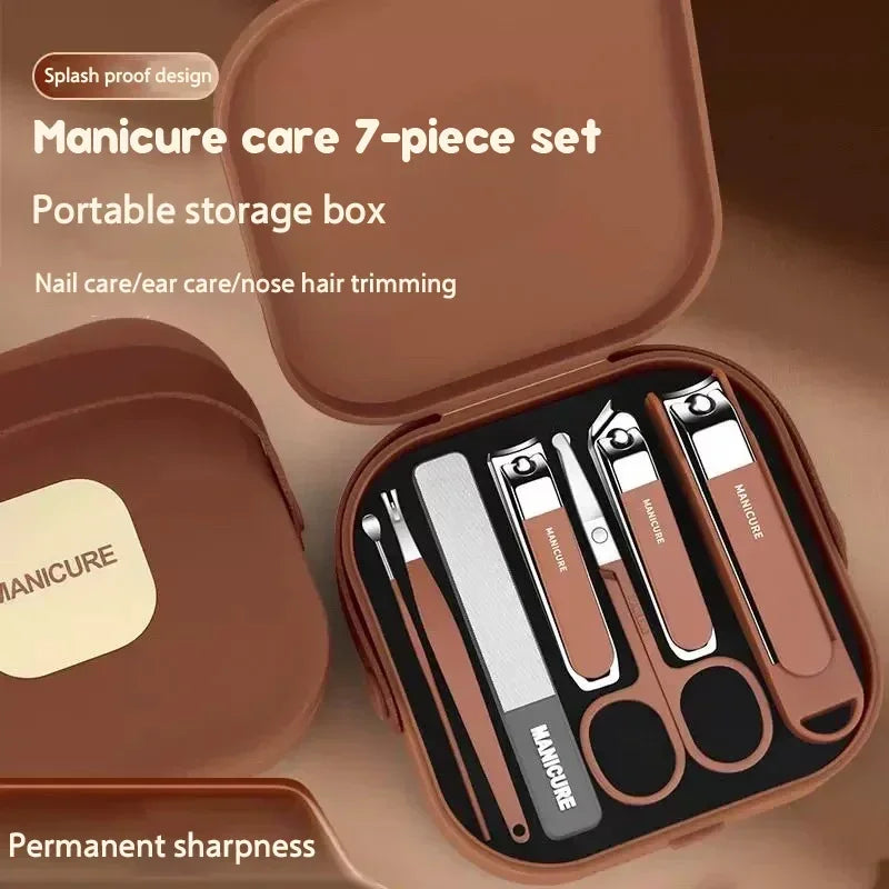 Un kit de soins pour les ongles marron avec sept pièces, incluant des outils pour la coupe des ongles et des oreilles.