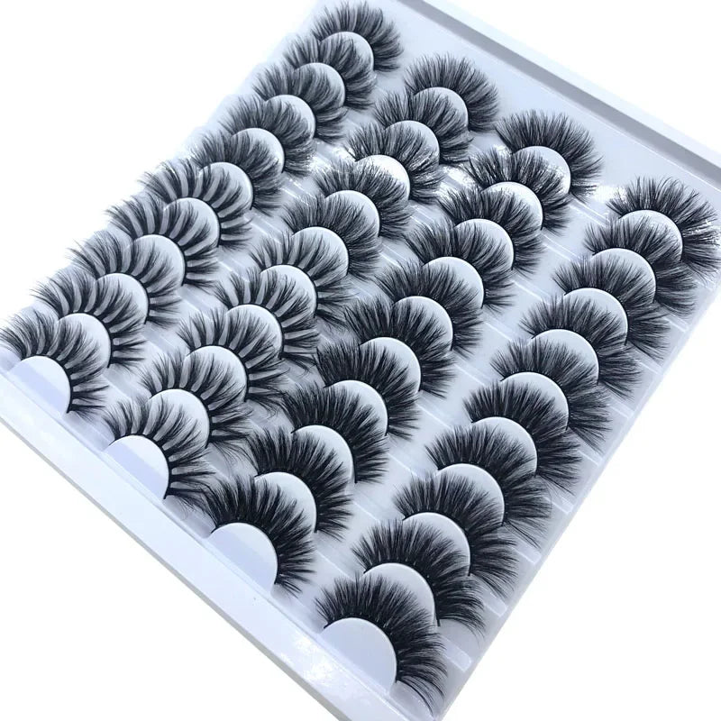 Un plateau de faux cils de renard noirs à volume, en mèches, présentés pour l'exposition.