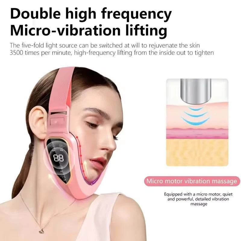 Eine Frau benutzt einen rosa elektrischen Gesichts-Massierer zur Mikrovibrations-Lifting auf ihrem Gesicht.
