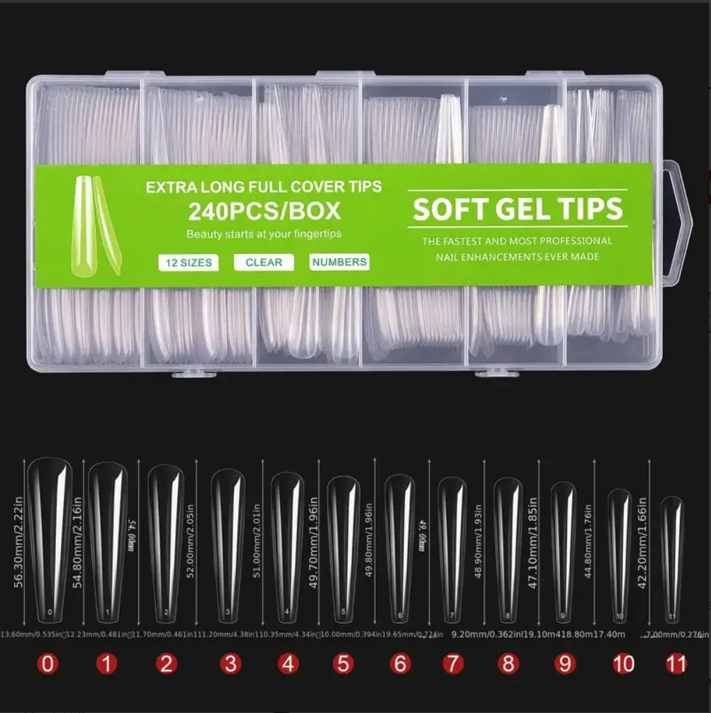 Boîte en plastique transparent contenant 240 tips de gel souple allongés pour manucures DIY avec des emplacements numérotés.