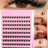 Un plateau en plastique rose présentant divers styles de extensions de cils naturels longs individuels.