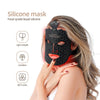 Una mujer lleva una máscara de silicona negra con LEDs integrados para terapia facial.