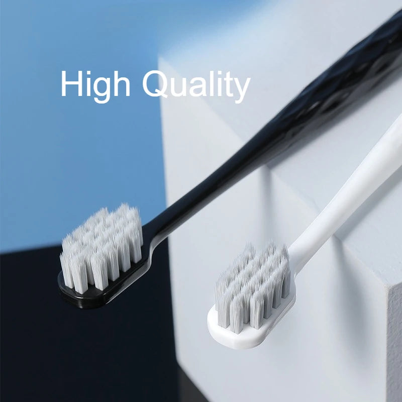 Gros plan d'une brosse à dents blanche et d'un set de brosses noires sur fond bleu clair.