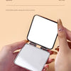 Une main tient un miroir HD avec une surface réfléchissante carrée, démontrant sa fonction de mini-miroir portable.