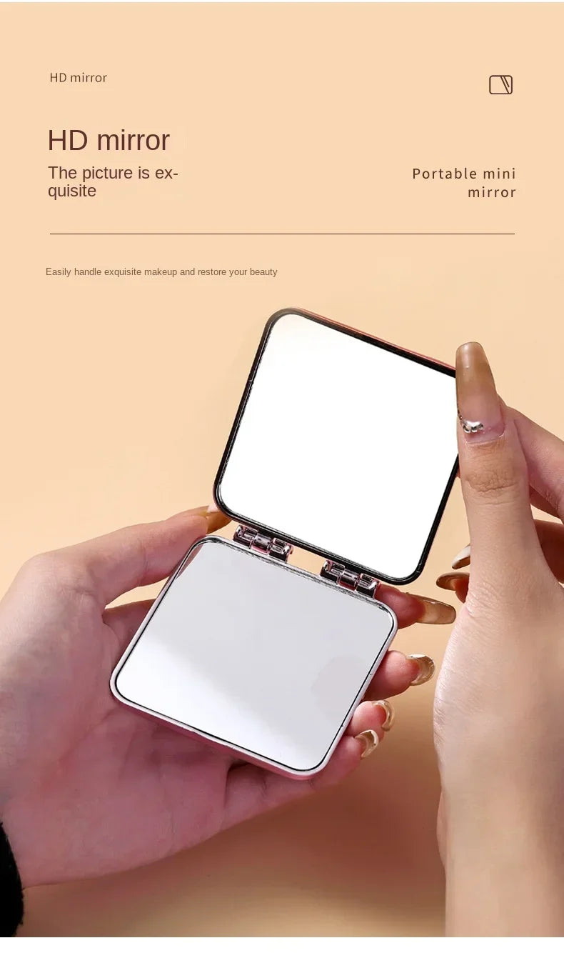 Une main tient un miroir HD avec une surface réfléchissante carrée, démontrant sa fonction de mini-miroir portable.
