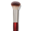 Una sola brocha de maquillaje sintética multiusos con ferrule marrón y beige y mango marrón rojizo.