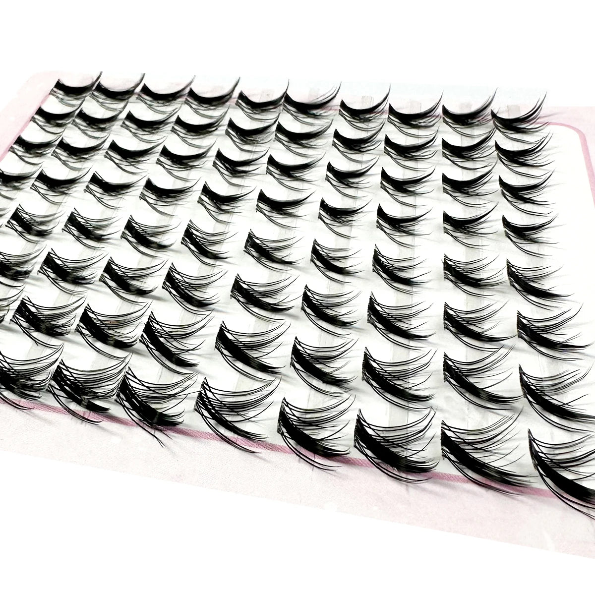 Una rejilla de voluminosos mechones de pestañas de manga en blanco y negro sobre fondo blanco.