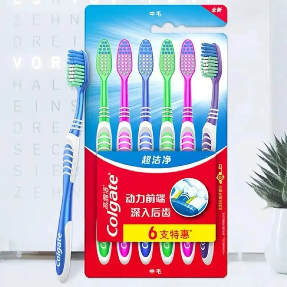Un pack de six brosses à dents Colgate pour la famille dans différentes couleurs, y compris vert, rose et violet.