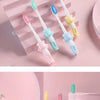Una exhibición de cuatro cepillos de dientes de ositos de peluche para niños en varios colores como rosa, azul y amarillo.