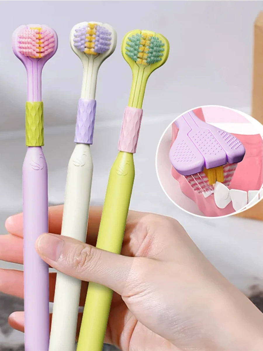 Une main tient un set de trois brosses à dents angulées avec des manches et poils violets, blancs et vert lime.