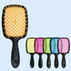 Un set de peines desenredantes de dientes anchos y coloridos para el cuidado del cabello, incluyendo un peine grande naranja 