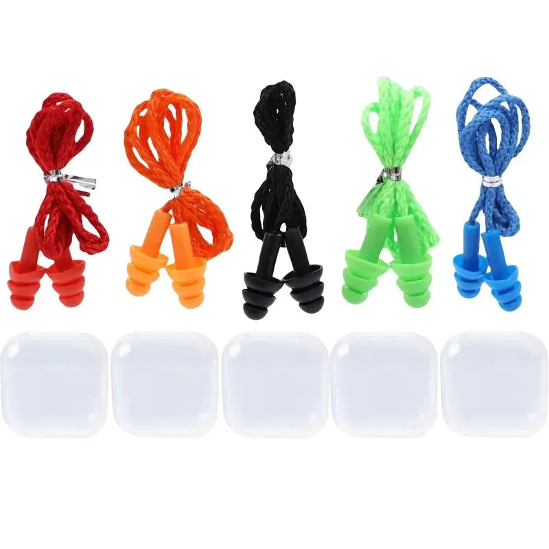 Un jeu de bouchons d'oreille en silicone réutilisables dans les couleurs rouge, orange, noir, vert et bleu.