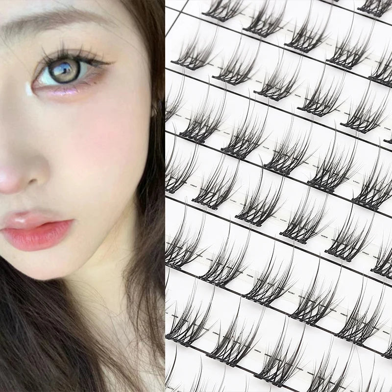 Gros plan sur l'œil d'une femme montrant des extensions de cils individuels appliqués sur la ligne des cils.