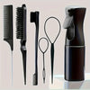 Un set de quatre peignes pour cheveux professionnels noirs et un sèche-cheveux noir sont présentés sur une surface claire.